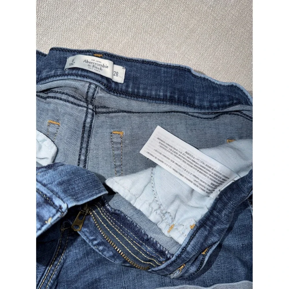 Abercrombie & Fitch Womens Medium Wash Low Rise Cuffed Denim Shorts Size 6 28